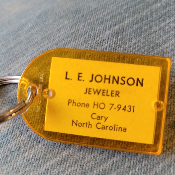 Picture Changing Keychain - Lady Changing Clothes Jewelry Store Ho Phone Cary NC - Picture 7 of 12